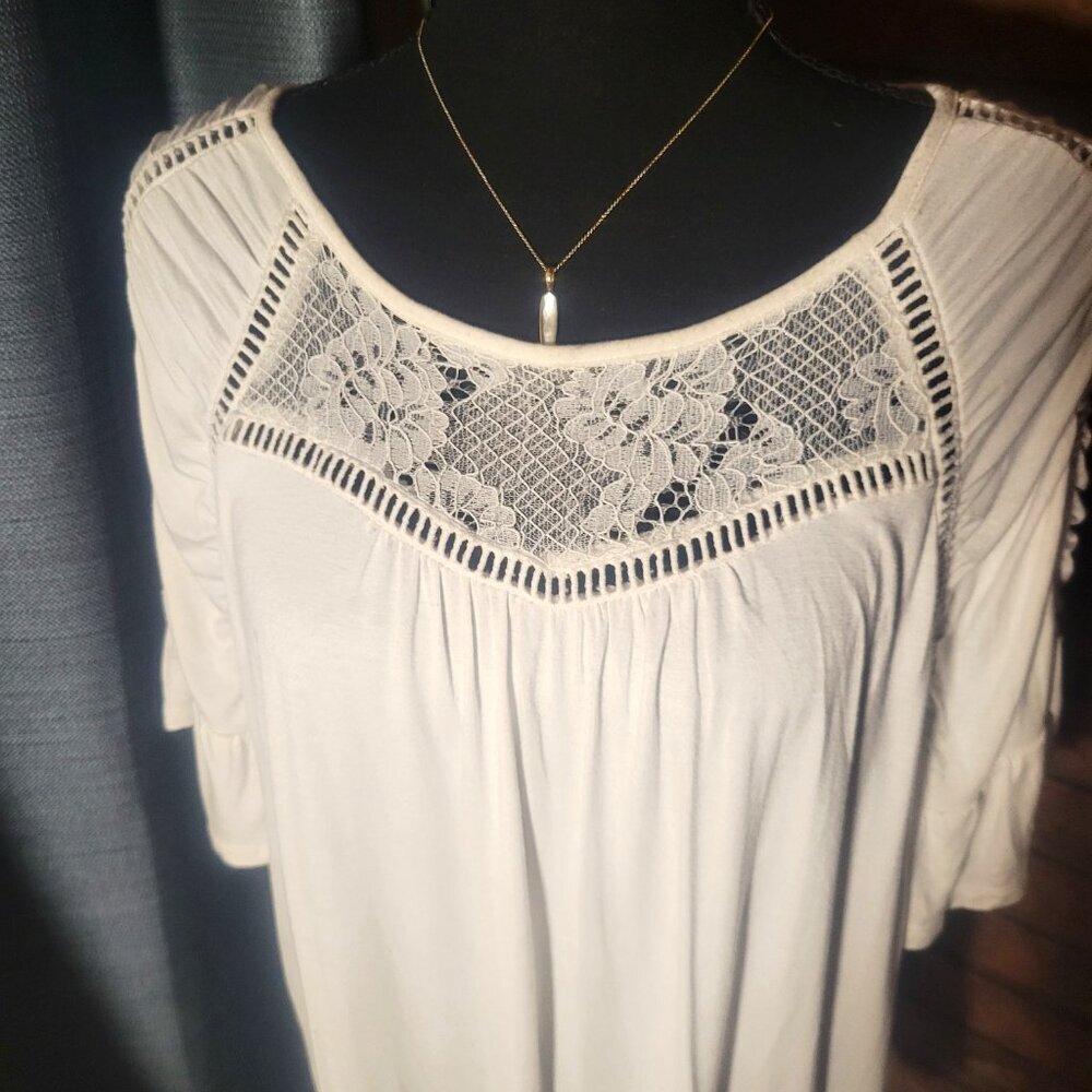 Cable & Gauge Lace/Crocheted White on White Short Sleeve Blouse - Size M - Picture 6 of 9